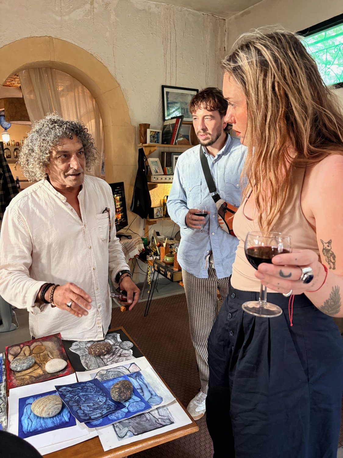 Casa Colectiva guests visiting a local artist during Casa Table.